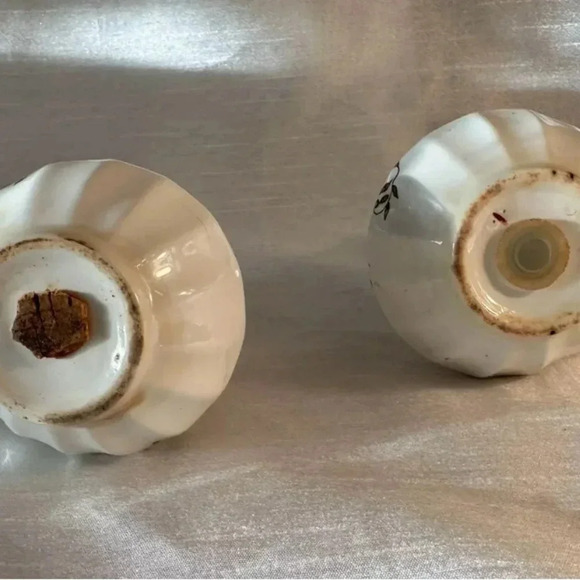 Vintage J And G Meakin Hampton Court Salt And Pepper Shaker - Picture 4 of 4